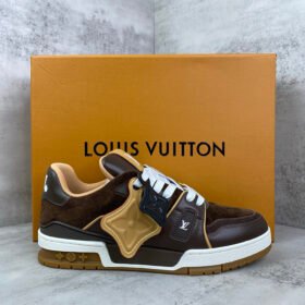حذاء رياضي LV Trainer من الجلد المدبوغ والجلد باللون البني
